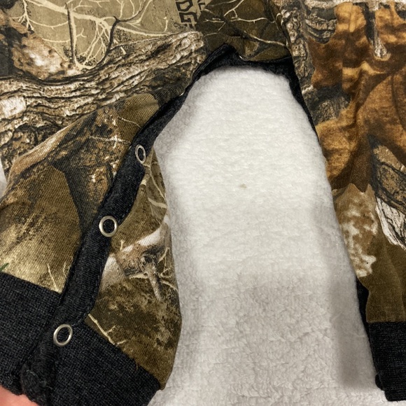 Realtree camouflage long sleeve front pocket romper 6/12m - Picture 6 of 8